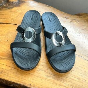 Crocs Sanrah 8 Hammered Circle Slide Black Silver Slip On Open Toe Sandals NWOT